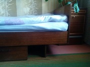 полуторная кровать с выдвижным ящиком для белья и тумбочка б.у